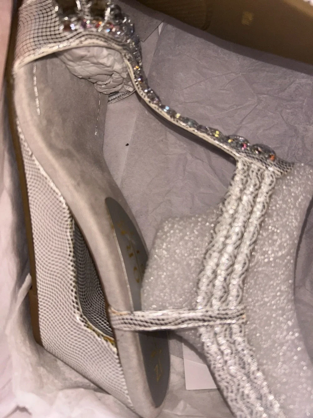 New York Transit Embellished Silver T-Strap Women’s Sandals Size 71/2 runs small - Picture 11 of 12